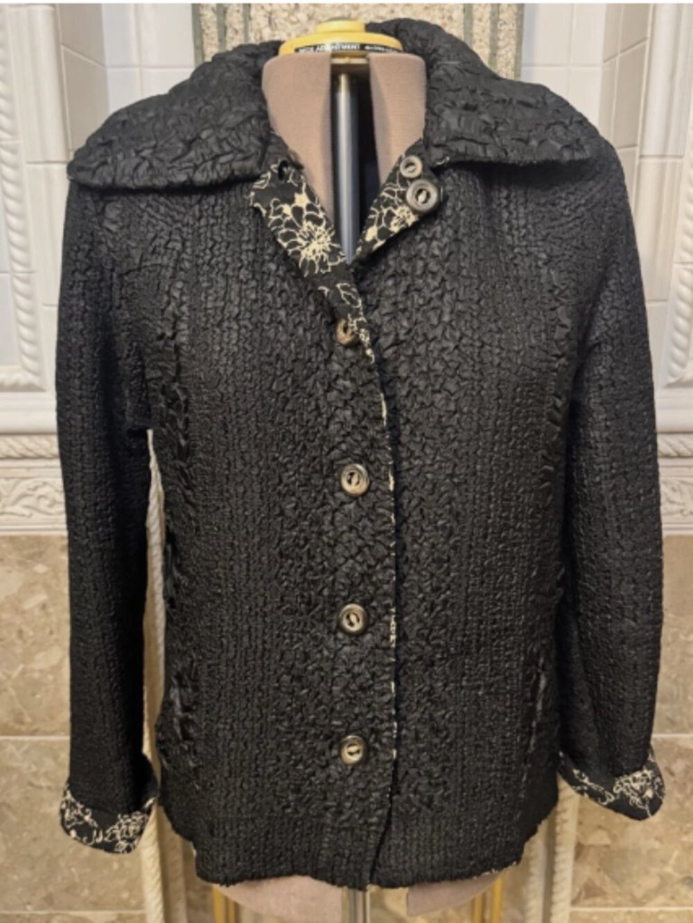 Unbranded. Size 1X. Reversible Puffy Jacket Coat. Black Tan. Floral. DD